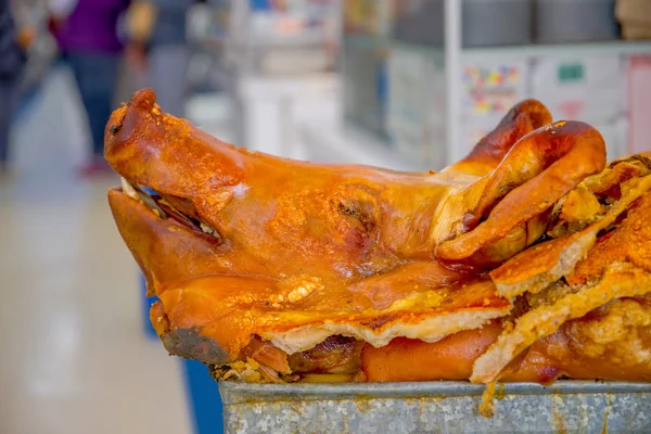 Delicioso hornado carne de porco assada, sobre uma bandeja de prata, comida andina tradicional equatoriana localizada no mercado municipal de São Francisco, na cidade de Quito — Fotografia de Stock