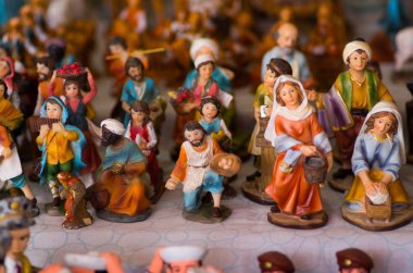 Quito, Ekvator-07 Mayıs, 2017: Kil beyaz bir tablo üzerinde yapılan güzel küçük rakamlar