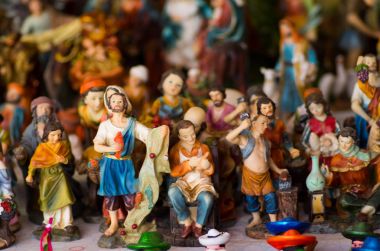 Quito, Ekvator-07 Mayıs, 2017: Kil beyaz bir tablo üzerinde yapılan güzel küçük rakamlar