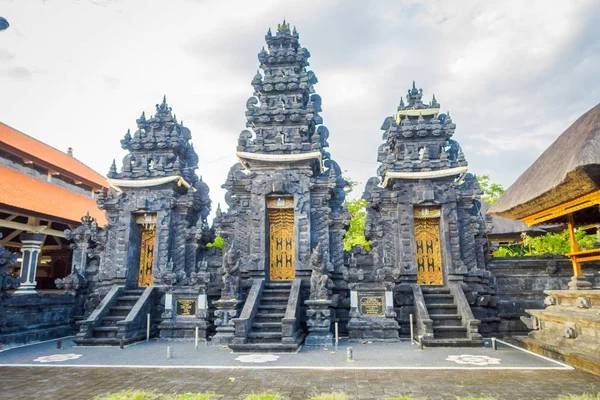 Bali, Endonezya - 11 Şubat 2017: Giriş Bali Adası bulunan Endonezya'da Ubud bir ismailoğlu Tapınağı