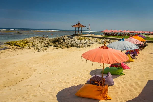 Όμορφη ηλιόλουστη μέρα με πολύχρωμες ομπρέλες σε μια γραμμή με την παραλία της πόλης Pantai pandawa, στο νησί του Μπαλί, Ινδονησία — Φωτογραφία Αρχείου