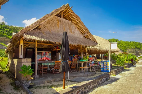 BALI, INDONÉSIA - MARÇO 11, 2017: Belo dia ensolarado com uma pequena cabana típica na praia de Pantai pandawa, na ilha de Bali, Indonésia — Fotografia de Stock