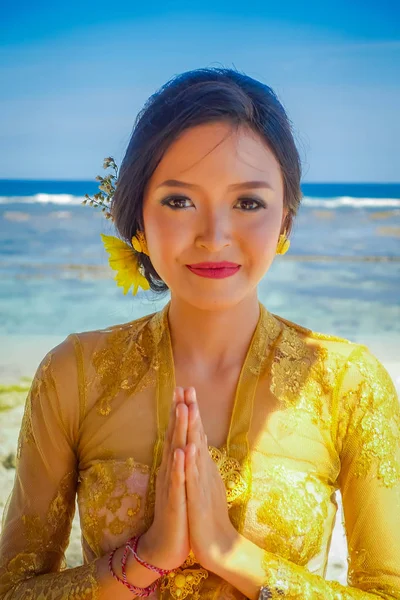 Μπαλί, Ινδονησία - 11 Μαρτίου 2017: Όμορφη γυναίκα στο ταϊλανδικό παραδοσιακό φόρεμα για την παραλία της πόλης Pantai pandawa, στο νησί του Μπαλί, Ινδονησία — Φωτογραφία Αρχείου