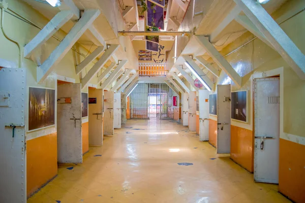 Vista interior del viejo y desierto edificio accidentado, celdas de presos en la antigua prisión Penal García Moreno en la ciudad de Quito — Foto de Stock