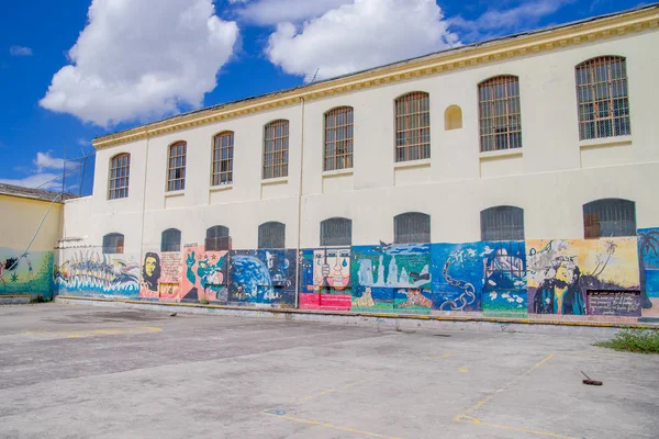 QUITO, ECUADOR - 23 DE NOVIEMBRE DE 2016: Arte en los muros del patio trasero dentro de la antigua prisión Penal García Moreno en la ciudad de Quito —  Fotos de Stock