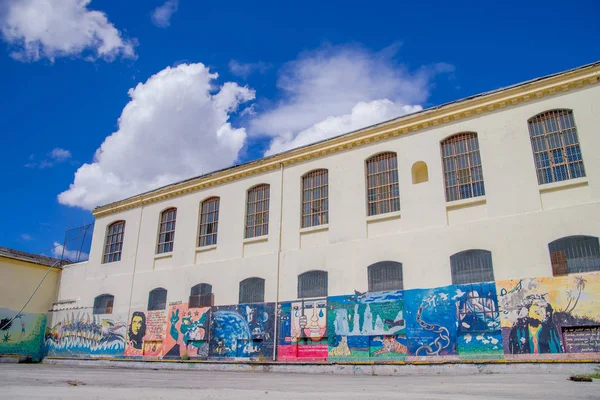 Quito, Ecuador - 23 November 2016: Kunst op de muren van de achtertuin binnenkant van de oude gevangenis strafrechtelijke Garcia Moreno in de stad van Quito — Stockfoto