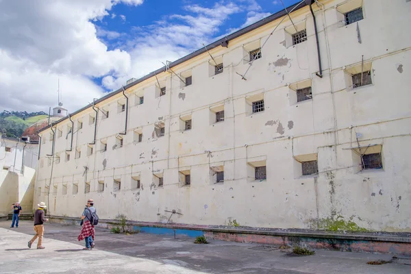 QUITO, ECUADOR - NOVEMBER 23, 2016: Unidentified people taking pictures at indoor in backyard in the old prison Penal Garcia Moreno in the city of Quito — Stock Photo, Image