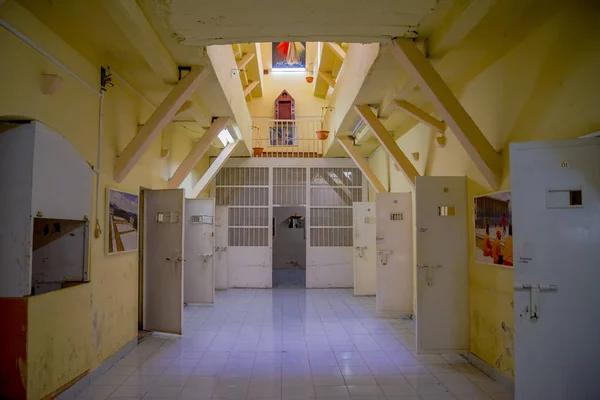 Vista interior do antigo edifício acidentado deserto, celas de prisioneiros com portas abertas na antiga prisão Penal Garcia Moreno na cidade de Quito, vista superior — Fotografia de Stock