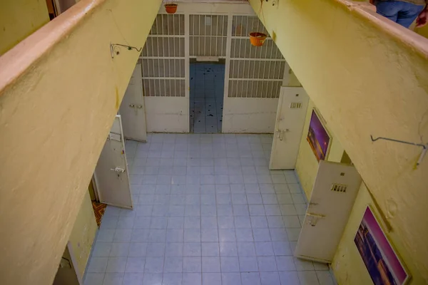 Indoor weergave van oude robuuste gebouw verlaten, cellen van gevangenen in de oude gevangenis strafrechtelijke Garcia Moreno in de stad van Quito, bovenaanzicht — Stockfoto