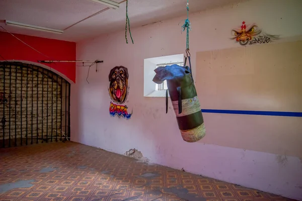 QUITO, ECUADOR - 23 DE NOVIEMBRE DE 2016: Una bolsa de arena dentro del viejo y desierto edificio escarpado, con un poco de arte en las paredes, en la antigua prisión penal García Moreno en la ciudad de Quito —  Fotos de Stock