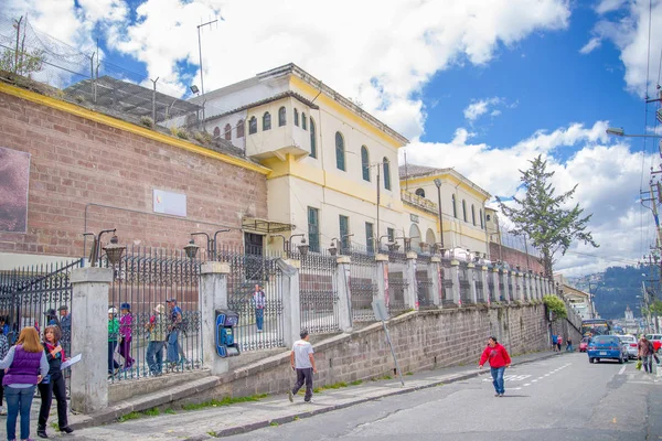 QUITO, ECUADOR - NOVEMBER 23, 2016: Unidentified people walking at outside, in the old prison Penal Garcia Moreno in the city of Quito — Stock Photo, Image