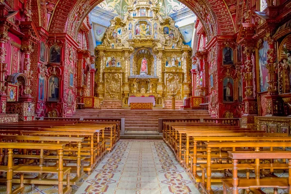 QUITO, ECUADOR - NOVEMBRO 23, 2016: Interior da Igreja de Santo Domingo, com cadeiras e imagens espirituais — Fotografia de Stock