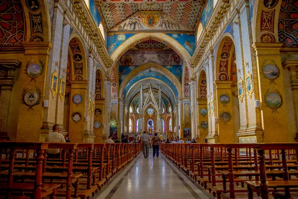 Quito, Ekwador - 23 listopada 2016: Wnętrze kościoła Santo Domingo, z krzesła duchowe obrazy — Zdjęcie stockowe