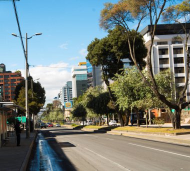 Quito, Ekvator - 06 Mayıs 2016: Bazı binalar, arabalar ve insanlar Quito şehir içinde Amazonas avenue Mainstreet