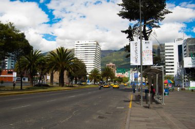 Quito, Ekvator - 06 Mayıs 2016: Nnuu avenue, mainstreet bazı binalar, arabalar ve insanlar Quito şehir içinde waling kimliği belirsiz kişi
