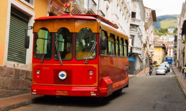 Quito, Ekvator - 06 Mayıs 2016: Arnavut kaldırımlı sokak panecillo Hill Quito, Ekvator, turistik otobüs
