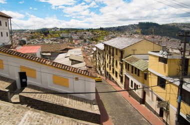 Quito şehir içinde yer alan bazı sömürge evleri ile sömürge şehrin Üstten Görünüm