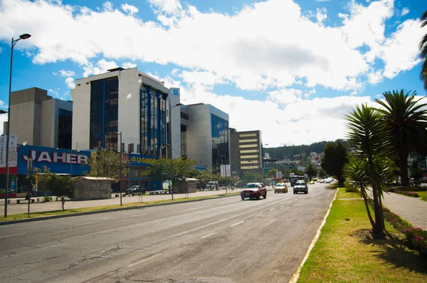 QUITO, ECUADOR - MAY 06 2016: Unidentified people waling in the mainstreet in NNUU avenue with some buildings, cars and people in the city of Quito — Stock Photo, Image