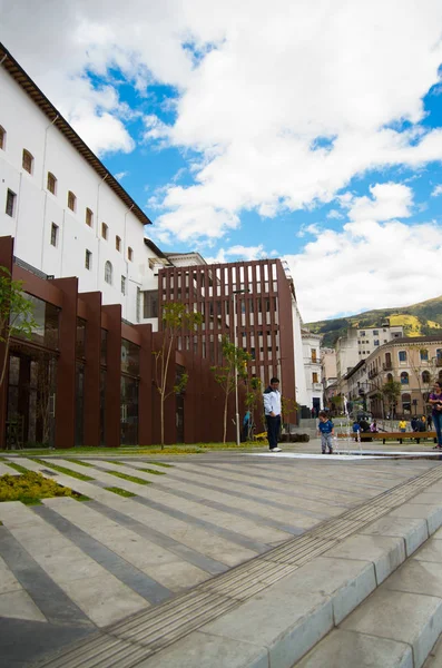 Quito, ecuador - 06. Mai 2016: Unbekannte gehen durch die kolonialen Straßen der Stadt quito — Stockfoto