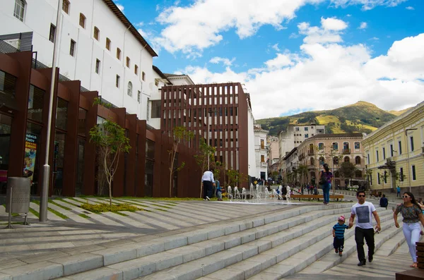 QUITO, ECUADOR - 06 MAYO 2016: Personas no identificadas caminando por las calles coloniales ubicadas en la ciudad de Quito — Foto de Stock