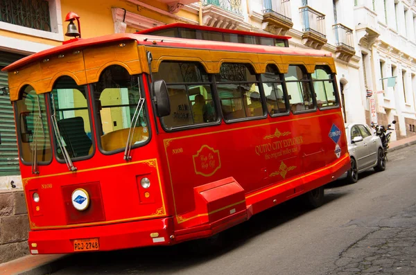 Quito, ecuador - 06. Mai 2016: Touristenbus auf der Kopfsteinpflasterstraße am panecillo-hügel in quito, ecuador — Stockfoto