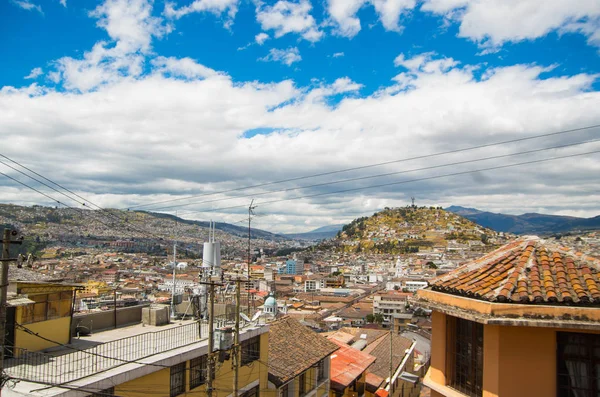 Vista superior da cidade colonial com algumas casas coloniais localizadas na cidade de Quito — Fotografia de Stock