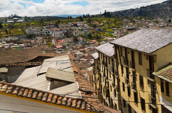 Vista dall'alto della città coloniale con alcune case coloniali situate nella città di Quito — Foto Stock