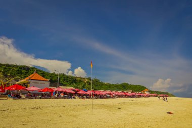 Bali Adası, Endonezya beach Pantai pandawa bir satırda şemsiyelerle güzel güneşli gün