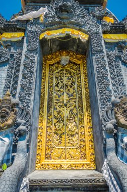 Bali, Endonezya - 11 Şubat 2017: Uluwatu Tapınağı Bali Adası, Endonezya'nın altın kapı