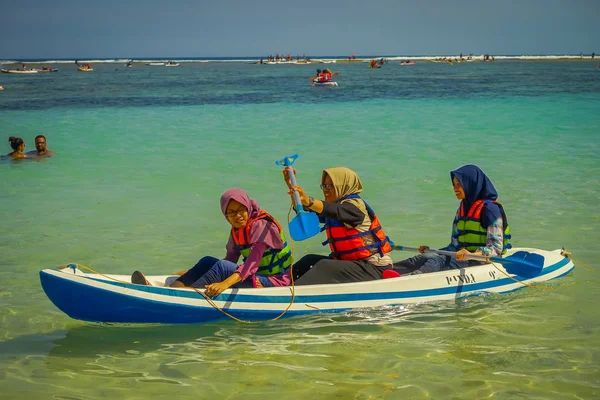 BALI, INDONÉSIA - MARÇO 11, 2017: Pessoas não identificadas desfrutando do belo dia ensolarado em um caiaque na praia de Pantai pandawa, na ilha de Bali, Indonésia — Fotografia de Stock