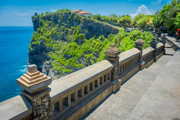 Mooie zonnige dag voor toeristen voor een bezoek aan de verbazingwekkende Uluwatu tempel in Bali, Indonesië — Stockfoto