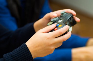 Kanepeye, konsept ev eğlence, video oyunları hakkında video oyunları oynamak için bir gamepad tutan el kadar kapatın