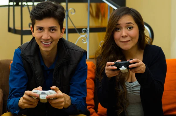 Um casal feliz a jogar videojogos no sofá. conceito sobre entretenimento doméstico, jogos de vídeo — Fotografia de Stock