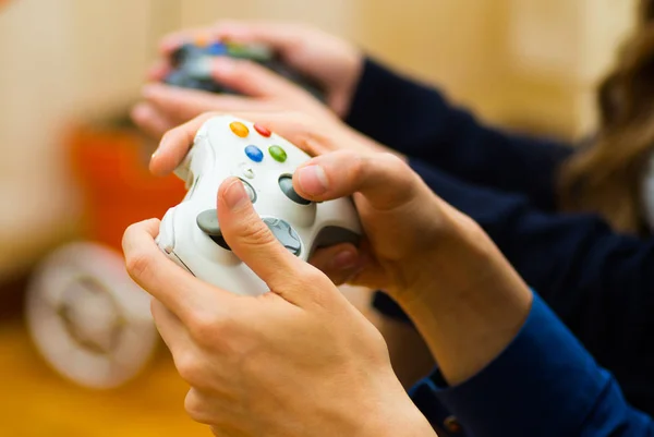Close-up van de hand met een gamepad te spelen van videospelletjes op de Bank, concept over huisvermaak, video games — Stockfoto