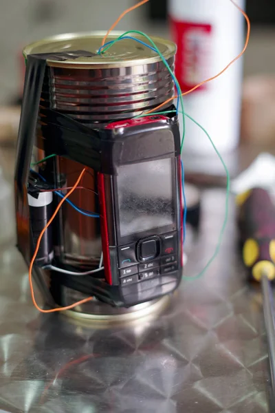 Bomba caseira com temporizador de celular, em fundo embaçado — Fotografia de Stock