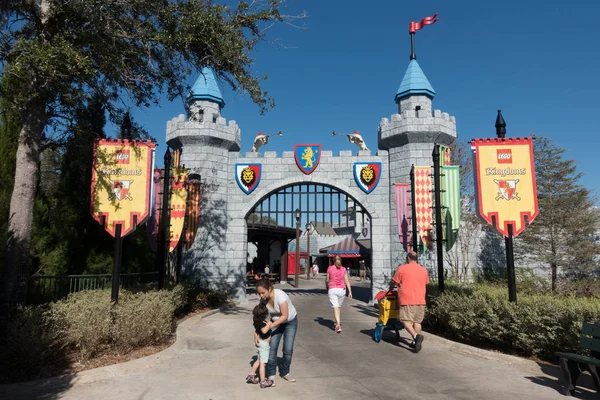 HOUSTON, EE.UU. - 12 DE ENERO DE 2017: Personas no identificadas caminando cerca de la gran entrada del castillo en Legoland, como lugar turístico. Legoland es un parque temático basado en la popular marca LEGO de juguetes de construcción — Foto de Stock