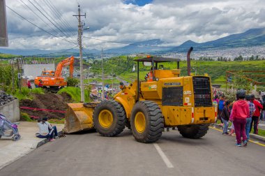 Quito, Ekvator - Nisan, 17, 2016: Tanımlanamayan bir grup insan deprem ve ağır makine tarafından neden olduğu yıkım arıyorum şehir, Quito içinde Ekvador Park.