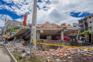 Quito, Ekvator - Nisan, 17, 2016: Tanımlanamayan bir grup insan deprem ve ağır makine Quito, Ekvator içinde felaket Temizleme tarafından yok ev arıyorum