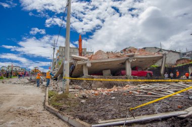 Quito, Ekvator - Nisan, 17, 2016: Deprem, kırmızı bir araba ile yok evi yıkılan inşaat ve ağır makine Quito, Ekvator içinde felaket temizliği altında yakaladı