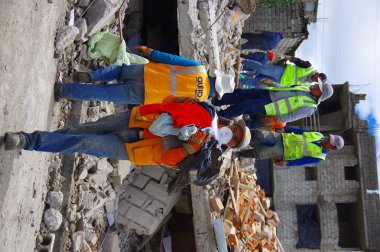 Quito, Ekvator - Nisan, 17, 2016: deprem şehrin güney kesiminde yok bir ev üzerinde çalışan kimliği belirsiz kişilerin