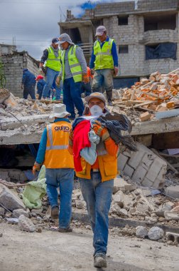 Quito, Ekvator - Nisan, 17, 2016: deprem şehrin güney kesiminde yok bir ev üzerinde çalışan kimliği belirsiz kişilerin