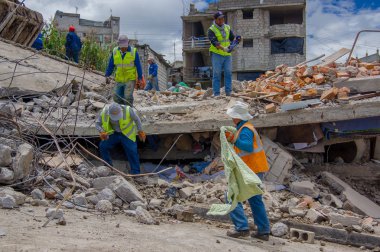 Quito, Ekvator - Nisan, 17, 2016: House şehrin güney kesiminde kurtarma ekipleri ile deprem tarafından yok