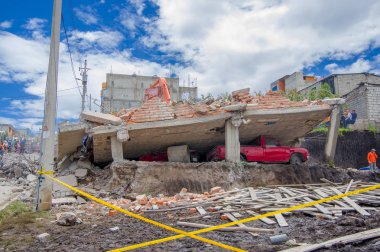 Quito, Ekvator - Nisan, 17, 2016: Deprem, kırmızı bir araba ile yok evi yıkılan inşaat ve ağır makine Quito, Ekvator içinde felaket temizliği altında yakaladı