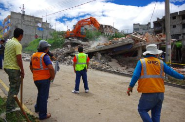 Quito, Ekvator - Nisan, 17, 2016: House tarafından deprem kurtarma ekipleri ve kentin güney kısmında ağır makine yok