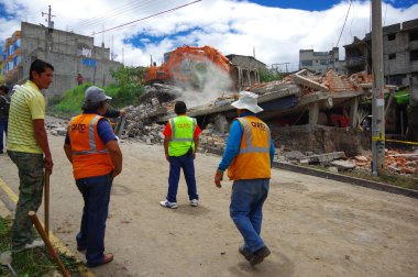 Quito, Ekvator - Nisan, 17, 2016: House tarafından deprem kurtarma ekipleri ve kentin güney kısmında ağır makine yok