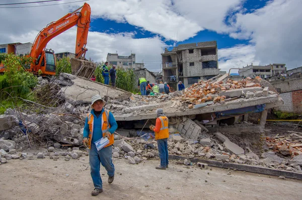 Quito, Ekvator - Nisan, 17, 2016: House tarafından deprem kurtarma ekipleri ve kentin güney kısmında ağır makine yok