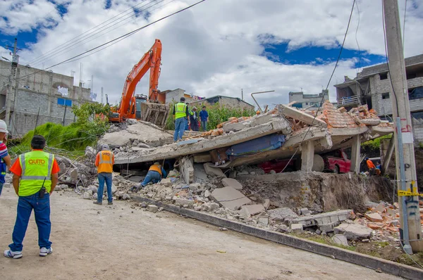 Quito, Ekvator - Nisan, 17, 2016: House tarafından deprem kurtarma ekipleri ve kentin güney kısmında ağır makine yok