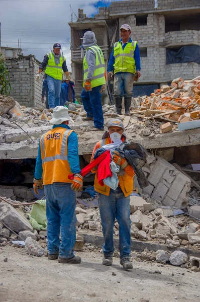 Quito, Ekvator - Nisan, 17, 2016: deprem şehrin güney kesiminde yok bir ev üzerinde çalışan kimliği belirsiz kişilerin