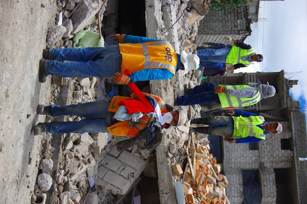 Quito, Ekvator - Nisan, 17, 2016: House şehrin güney kesiminde kurtarma ekipleri ile deprem tarafından yok