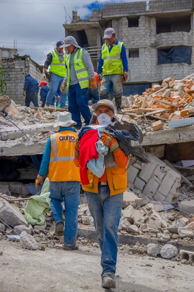 Quito, Ekvator - Nisan, 17, 2016: deprem şehrin güney kesiminde yok bir ev üzerinde çalışan kimliği belirsiz kişilerin